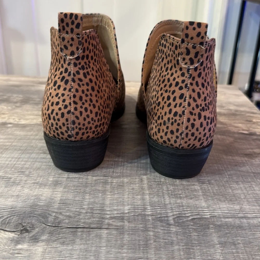 Universal Thread Tan and Black Ankle Booties - Picture 3 of 5